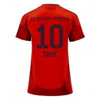 Camisa de Futebol Bayern Munich Leroy Sane #10 Equipamento Principal Mulheres 2024-25 Manga Curta